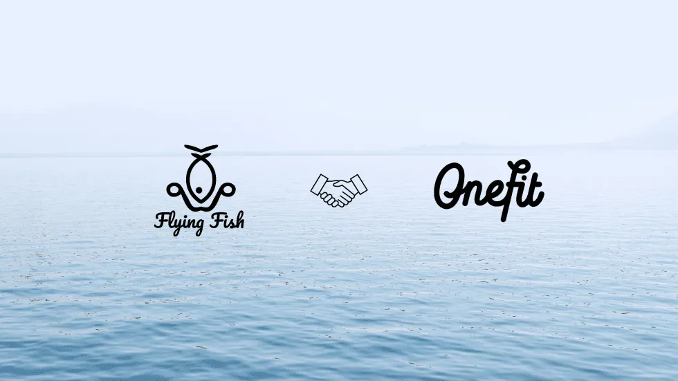 Logo's van Flying Fish en OneFit op een achtegrond van water