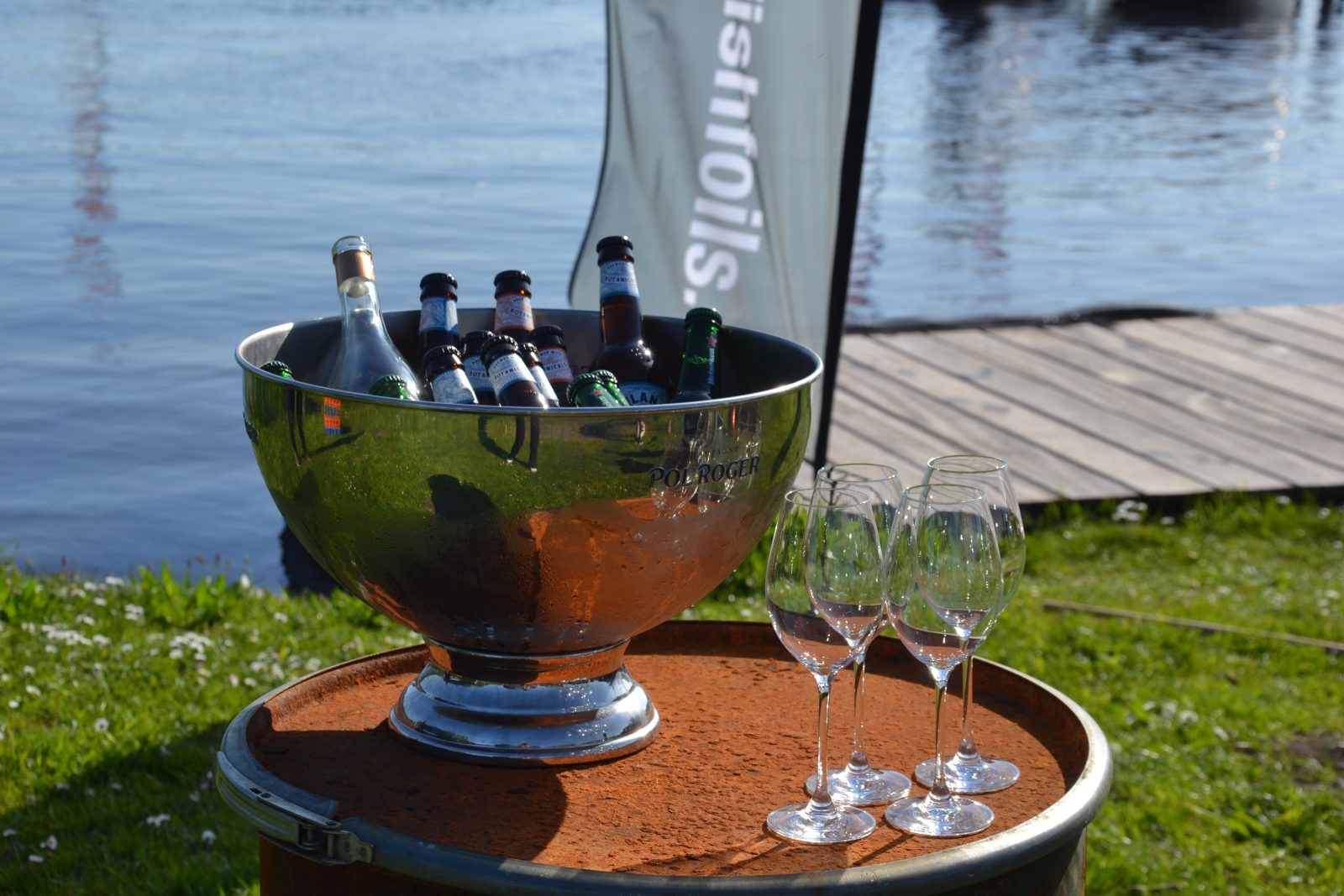 Bucket met bier en wijn met daarnaast 4 wijnglazen