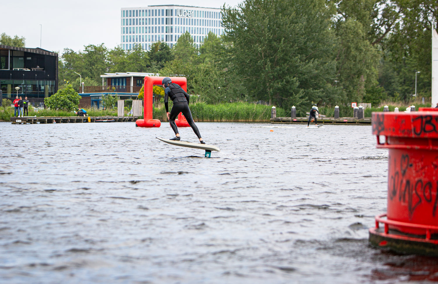 Twee eFoilers op het water tijdens het NK eFoilen in Amsterdam