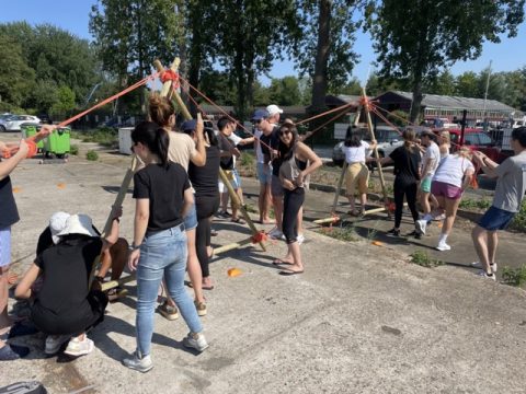 Grote groep mensen spelen Expeditie Robinson spel