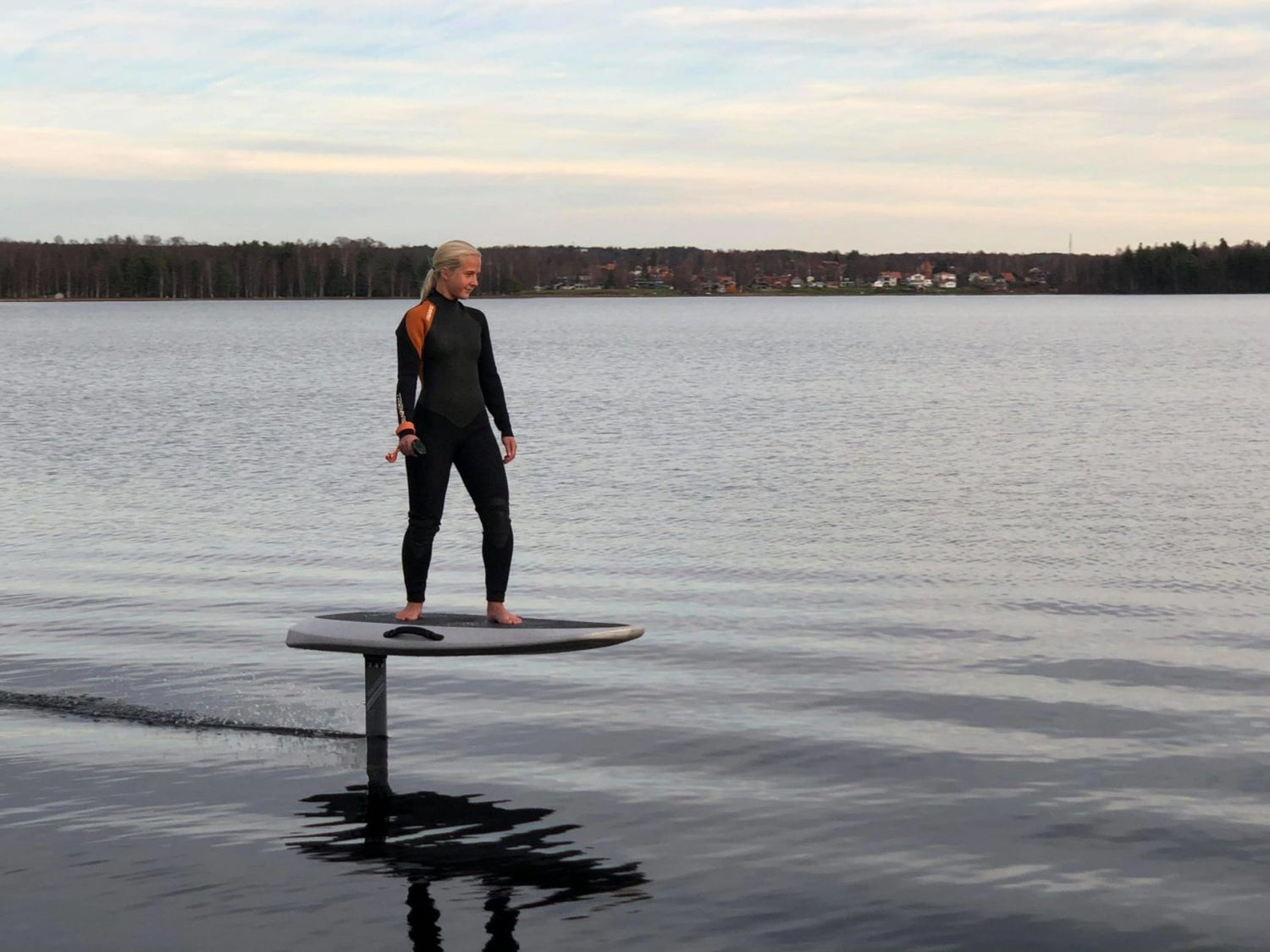 Vrouw op het water aan het eFoilen
