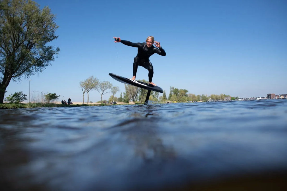 Het gevoel van vliegen over het water ervaren met een elektrisch surfboard?