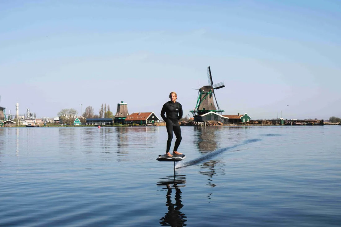 De mooiste wateren in Nederland om te E-foilen: Ontdek de Ultieme Surfervaring