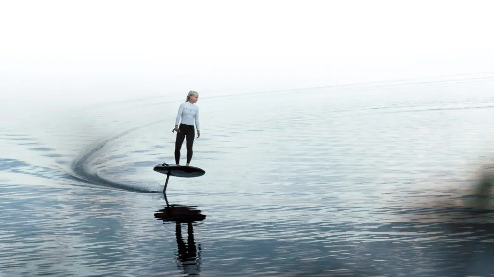 Vrouw aan het eFoilen op het water