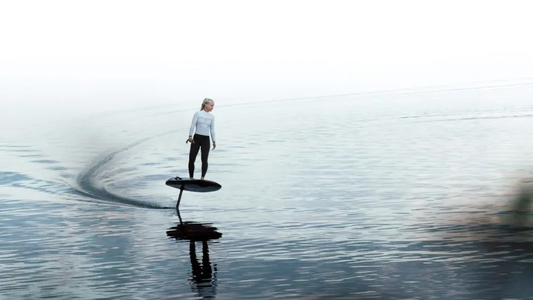 Vrouw aan het eFoilen op het water