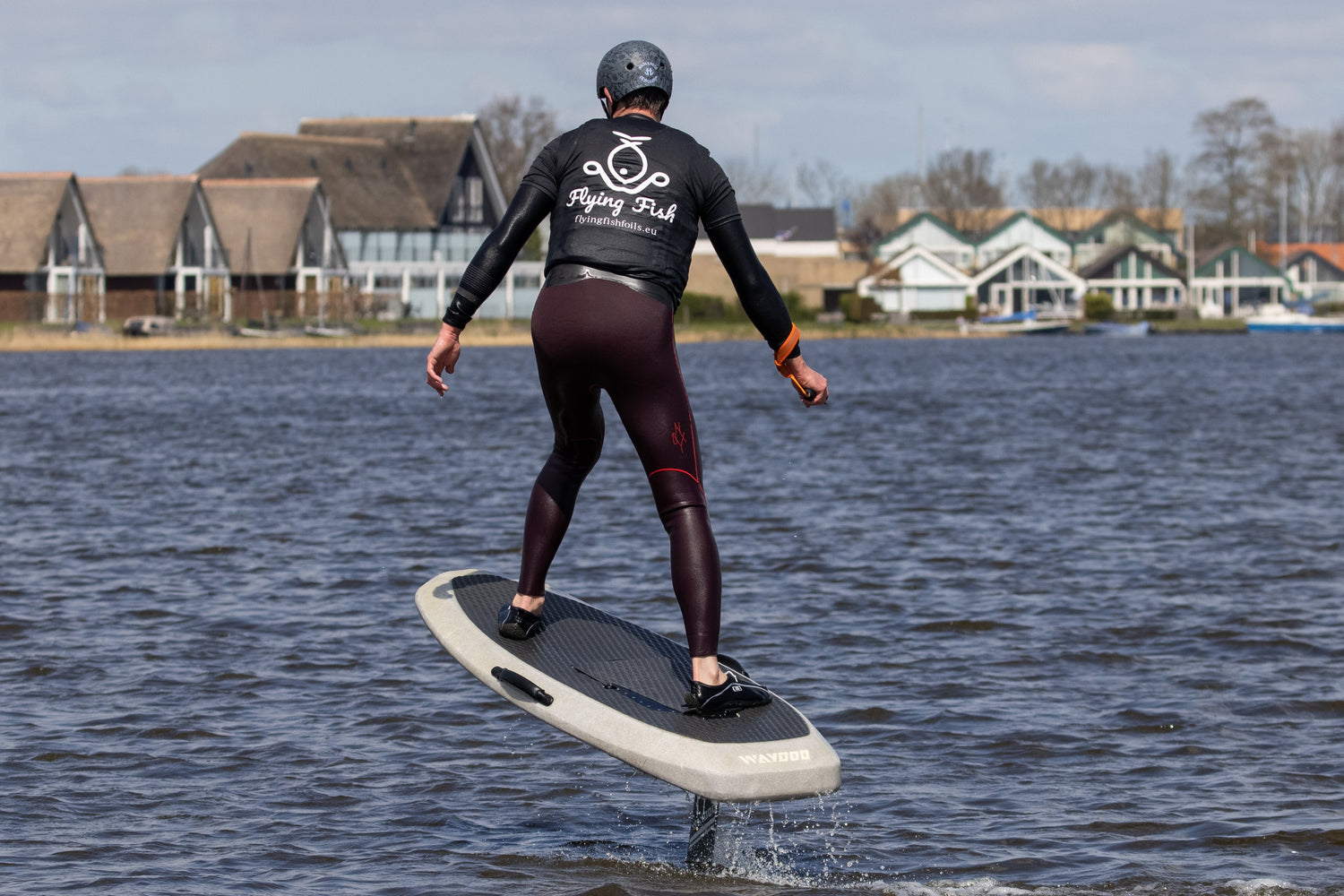 Persoon volgt een eFoil-les op het water met een Waydoo eFoil, aangeboden door Flying Fish Foils.